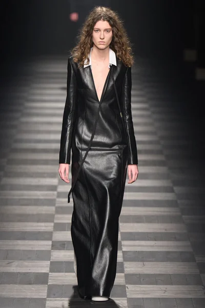 Look 10